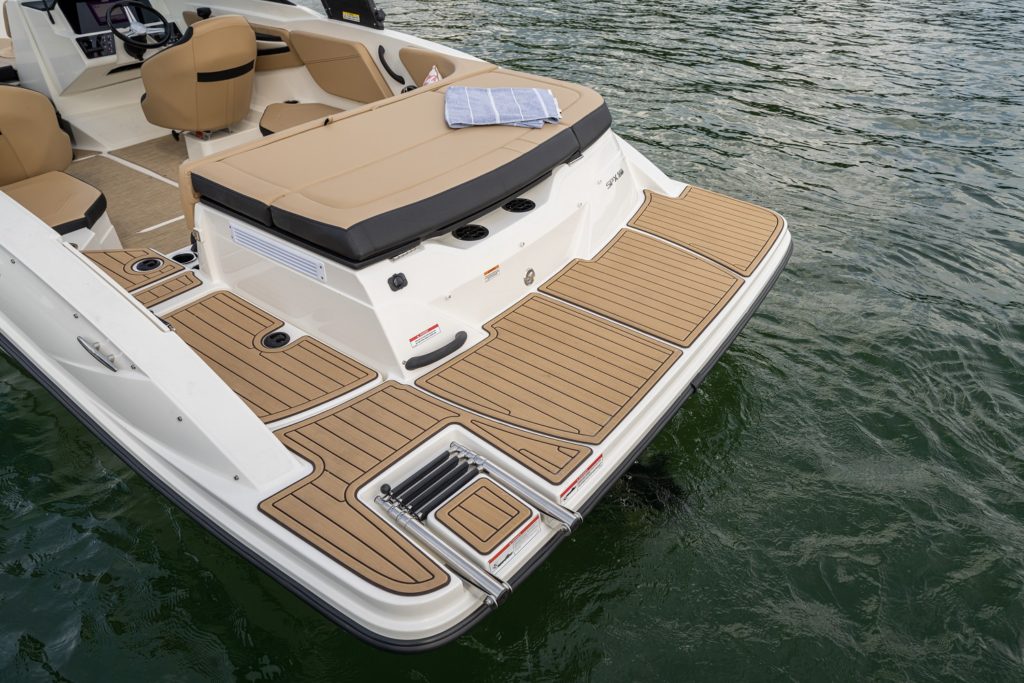 Sea Ray 210 Badeplattform, Sonnenliege